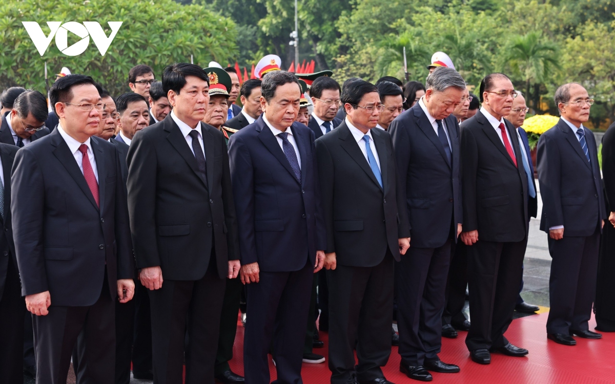 Lãnh đạo Đảng, Nhà nước tưởng niệm các Anh hùng liệt sĩ và vào Lăng viếng Bác- Ảnh 1.