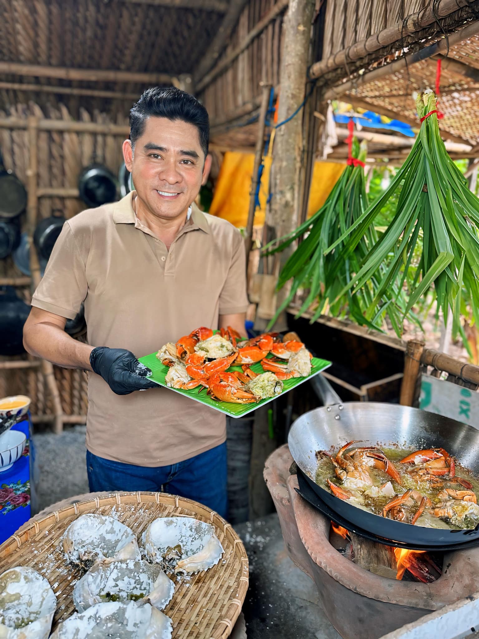 "Nam thần màn ảnh” U60 ở nhà tranh vách lá, làm clip nấu ăn hút triệu view, phong độ hơn tuổi- Ảnh 3.