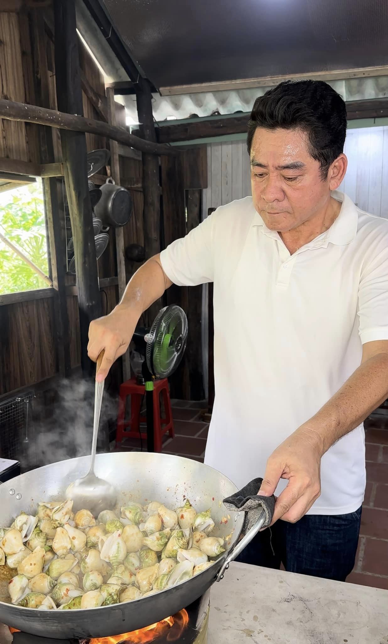 "Nam thần màn ảnh” U60 ở nhà tranh vách lá, làm clip nấu ăn hút triệu view, phong độ hơn tuổi- Ảnh 4.