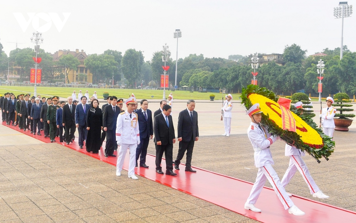 Lãnh đạo Đảng, Nhà nước tưởng niệm các Anh hùng liệt sĩ và vào Lăng viếng Bác- Ảnh 2.