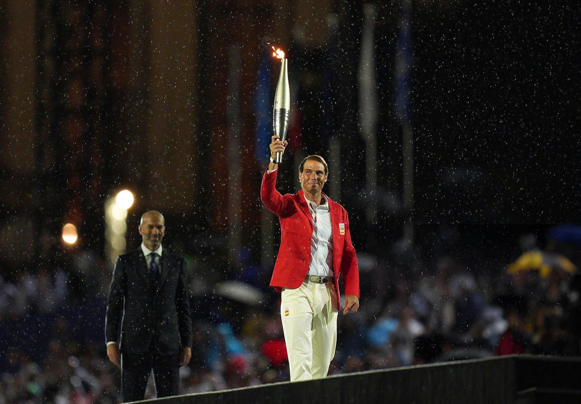 Chân dung hai huyền thoại khiến cả thế giới xúc động với màn trao đuốc tại Olympic 2024- Ảnh 4.