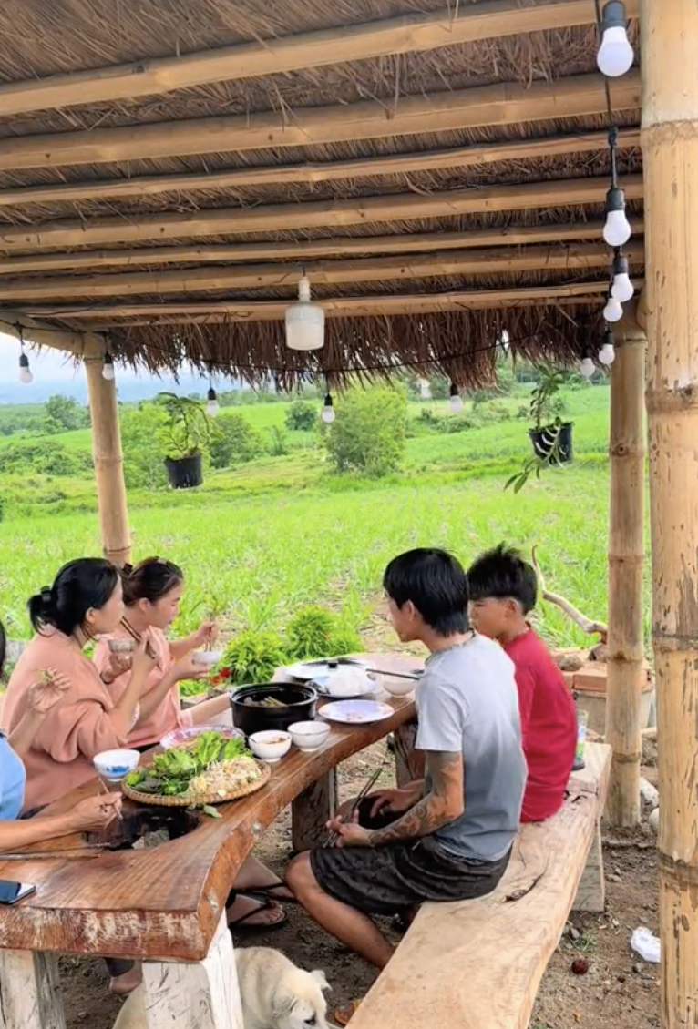 “Chú rể nghèo” cưới vợ trong căn nhà rách tươm gây sốc giờ ra sao?- Ảnh 14.