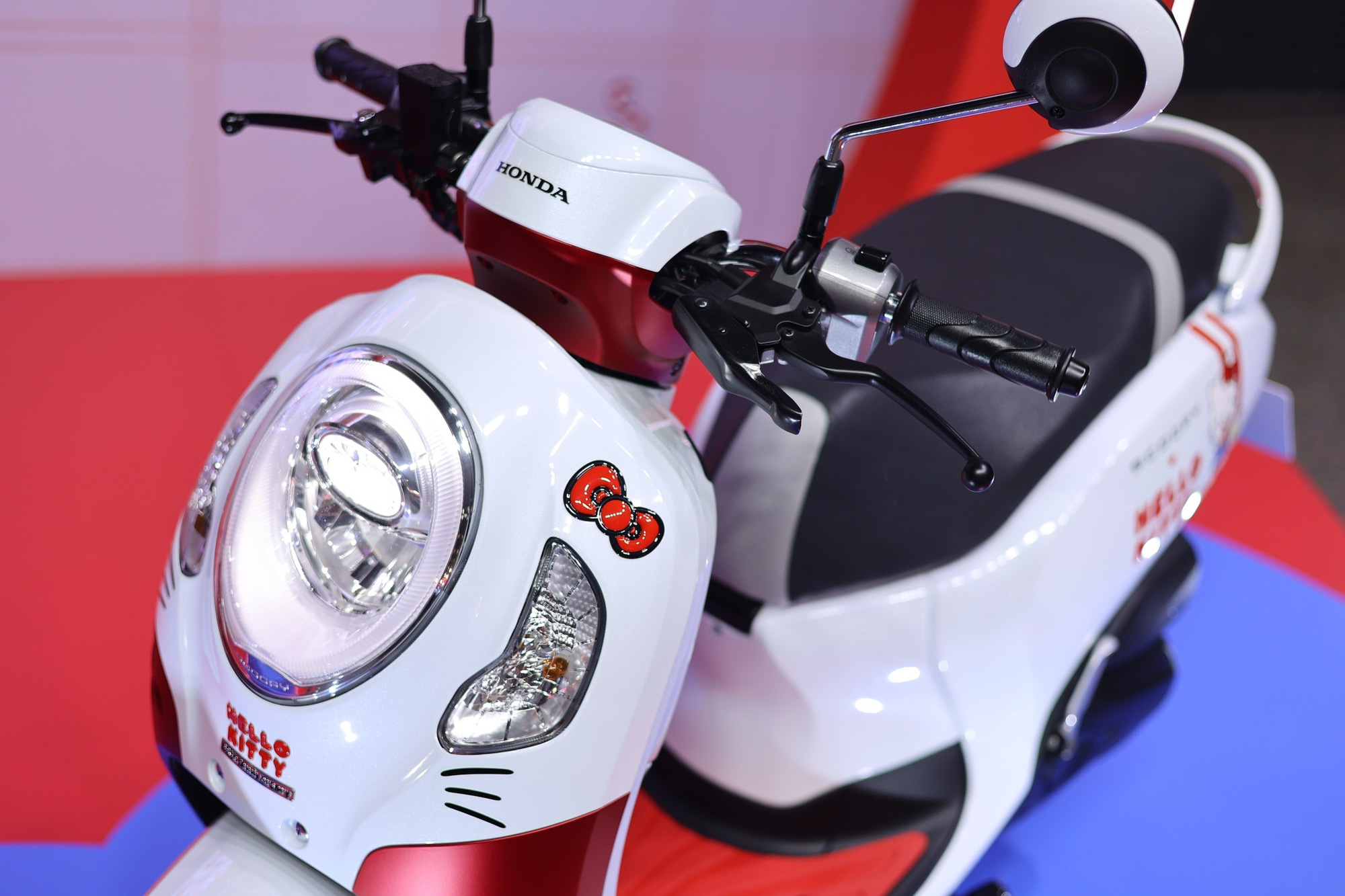 Honda Scoopy vừa có thêm bản Hello Kitty: Thiết kế đẹp lấn át SH Mode, giá chỉ hơn 40 triệu đồng- Ảnh 2.