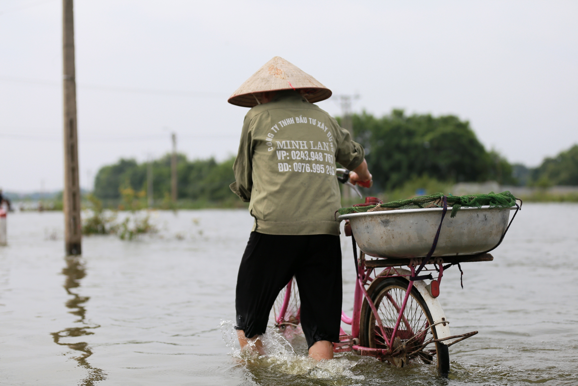 Hà Nội: Ngôi làng bị nước bủa vây như "ốc đảo", người dân đổ xô đến tập bơi- Ảnh 7.