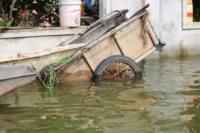 Hà Nội: Ngôi làng bị nước bủa vây như "ốc đảo", người dân đổ xô đến tập bơi- Ảnh 1.