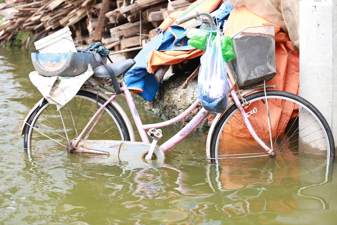 Hà Nội: Ngôi làng bị nước bủa vây như "ốc đảo", người dân đổ xô đến tập bơi- Ảnh 2.