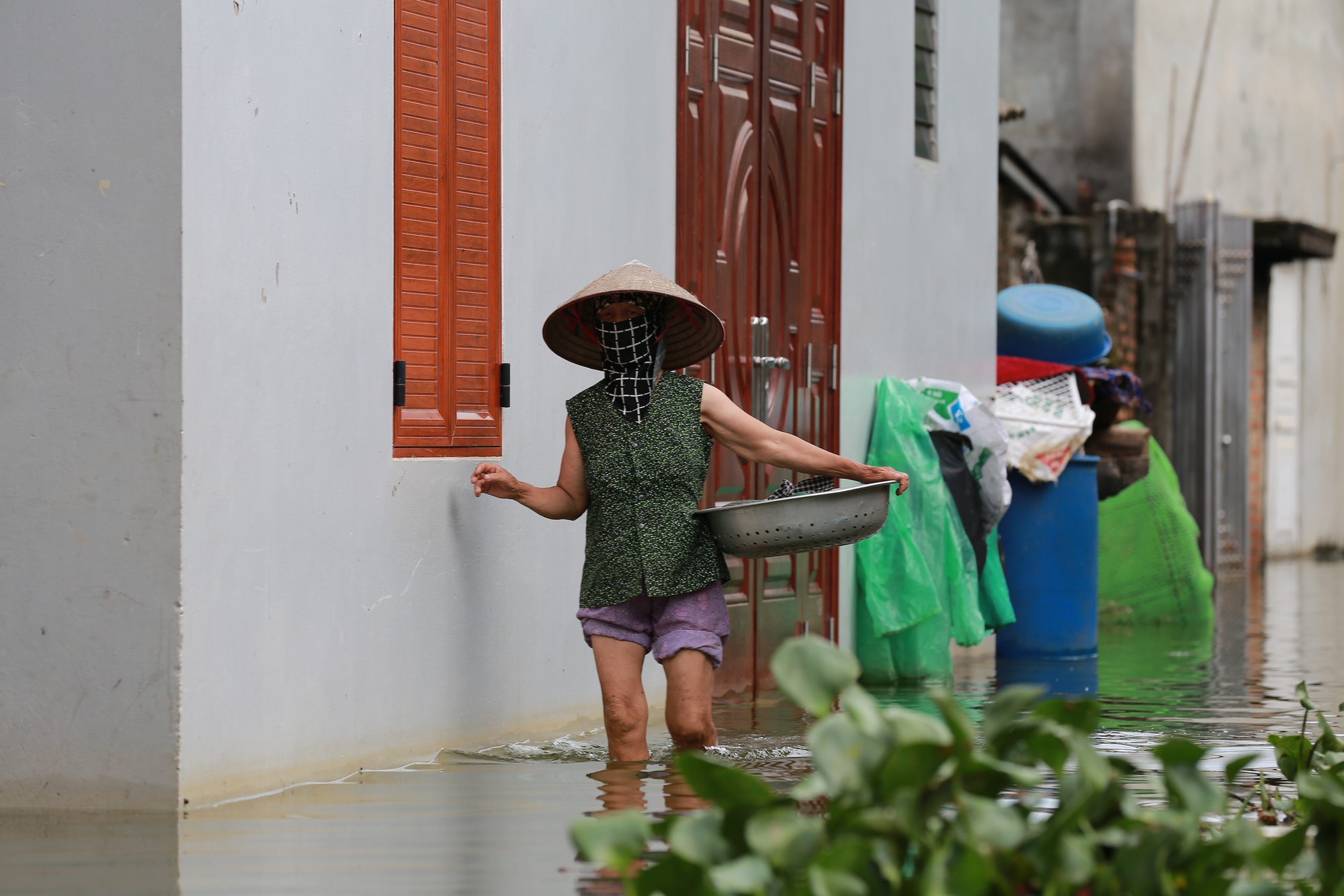 Hà Nội: Ngôi làng bị nước bủa vây như "ốc đảo", người dân đổ xô đến tập bơi- Ảnh 6.