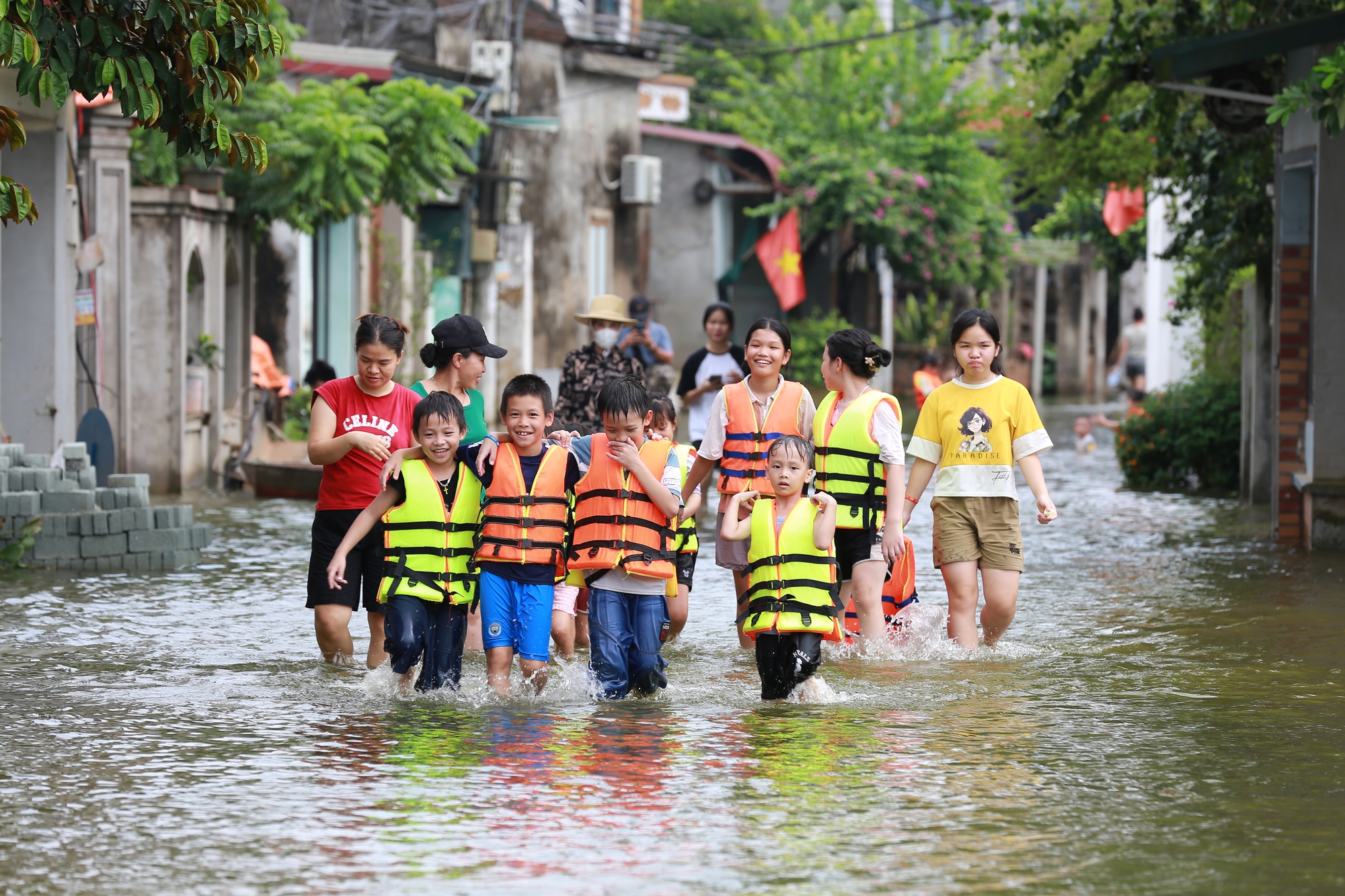 Hà Nội: Ngôi làng bị nước bủa vây như "ốc đảo", người dân đổ xô đến tập bơi- Ảnh 10.