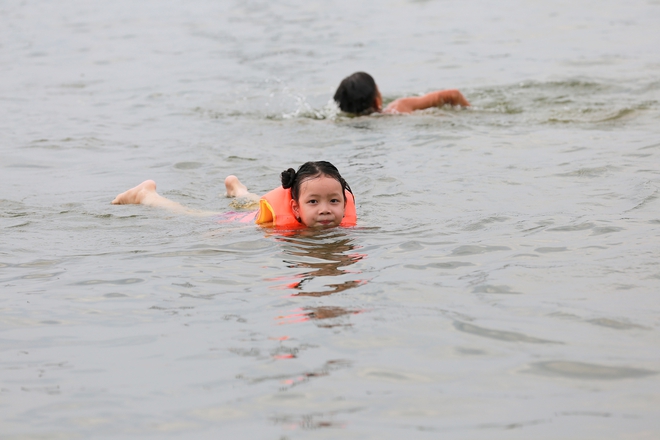 Hà Nội: Ngôi làng bị nước bủa vây như "ốc đảo", người dân đổ xô đến tập bơi- Ảnh 13.