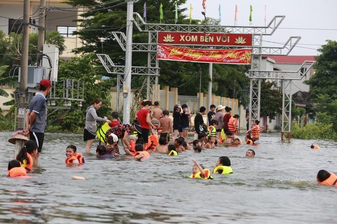 Hà Nội: Ngôi làng bị nước bủa vây như "ốc đảo", người dân đổ xô đến tập bơi- Ảnh 12.