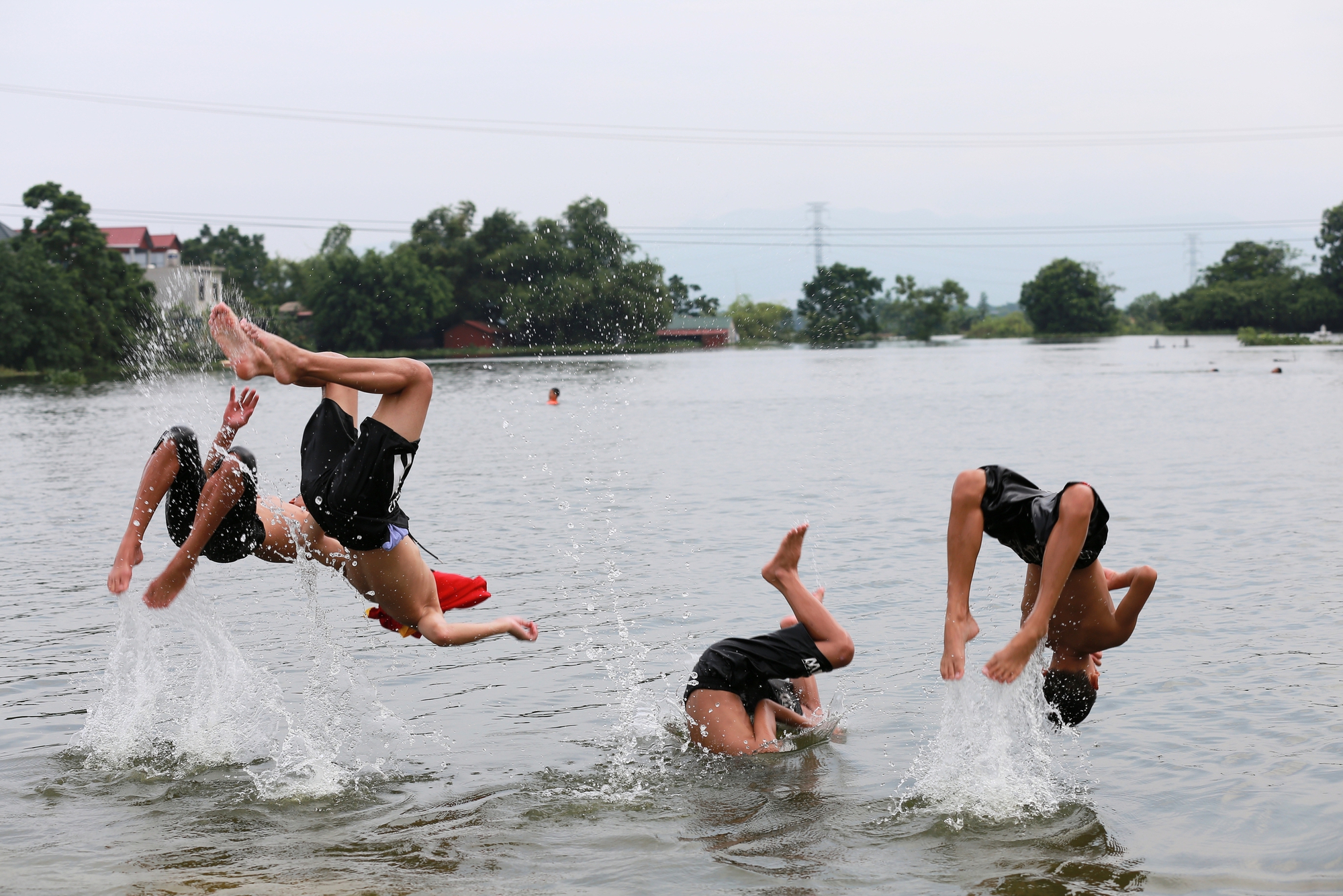 Hà Nội: Ngôi làng bị nước bủa vây như "ốc đảo", người dân đổ xô đến tập bơi- Ảnh 14.