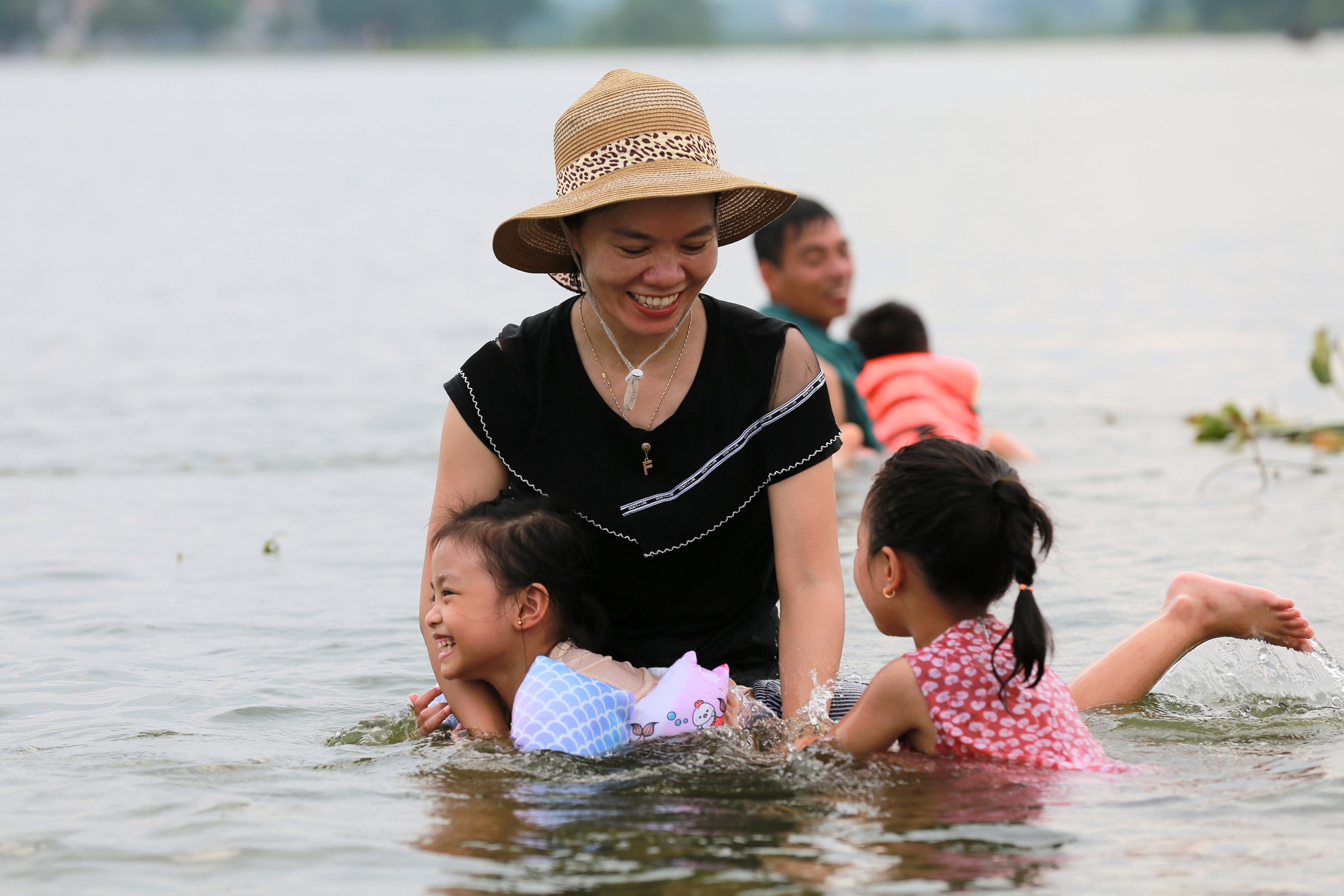 Hà Nội: Ngôi làng bị nước bủa vây như "ốc đảo", người dân đổ xô đến tập bơi- Ảnh 16.