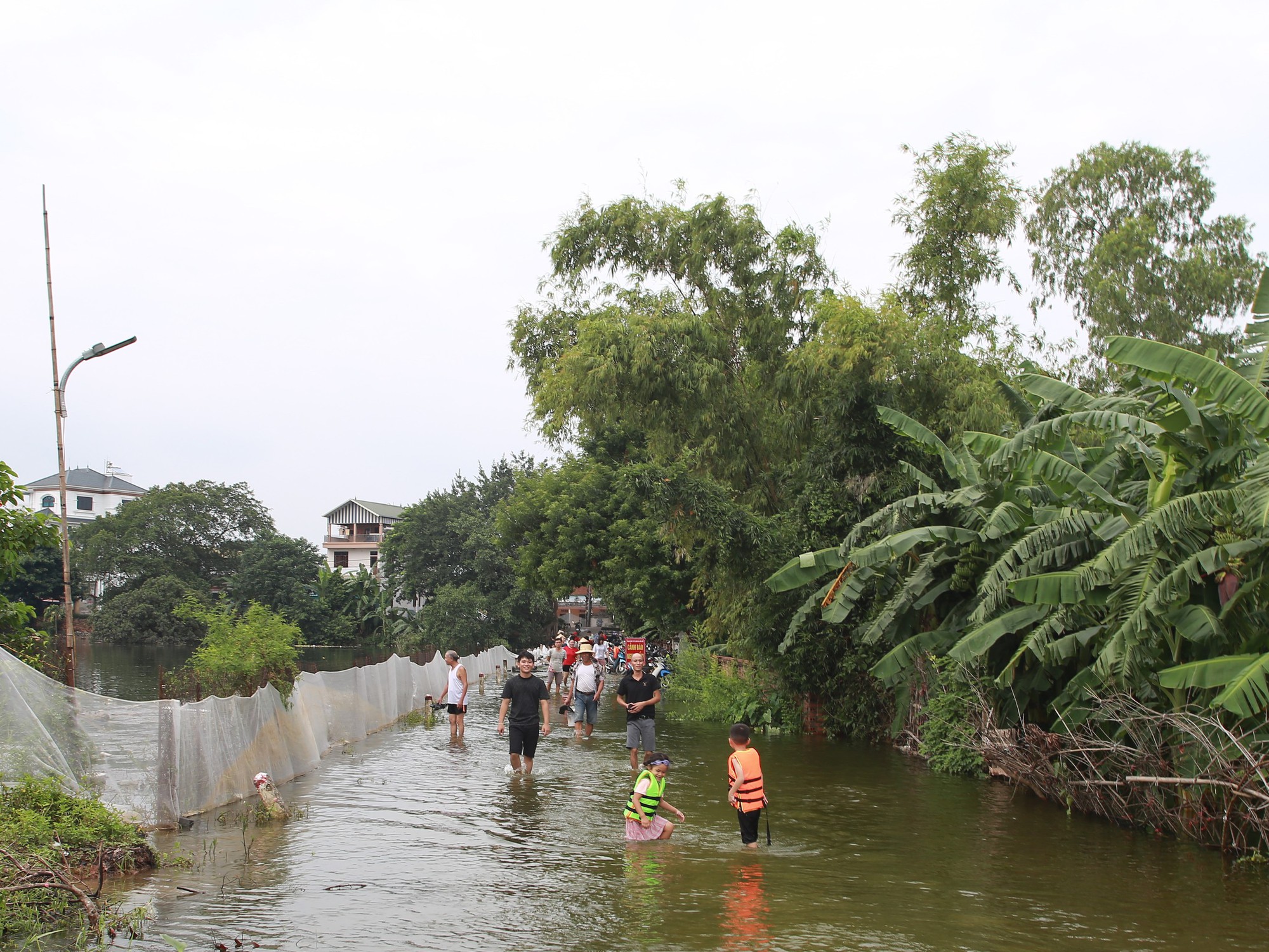 Hà Nội: Ngôi làng bị nước bủa vây như "ốc đảo", người dân đổ xô đến tập bơi- Ảnh 18.