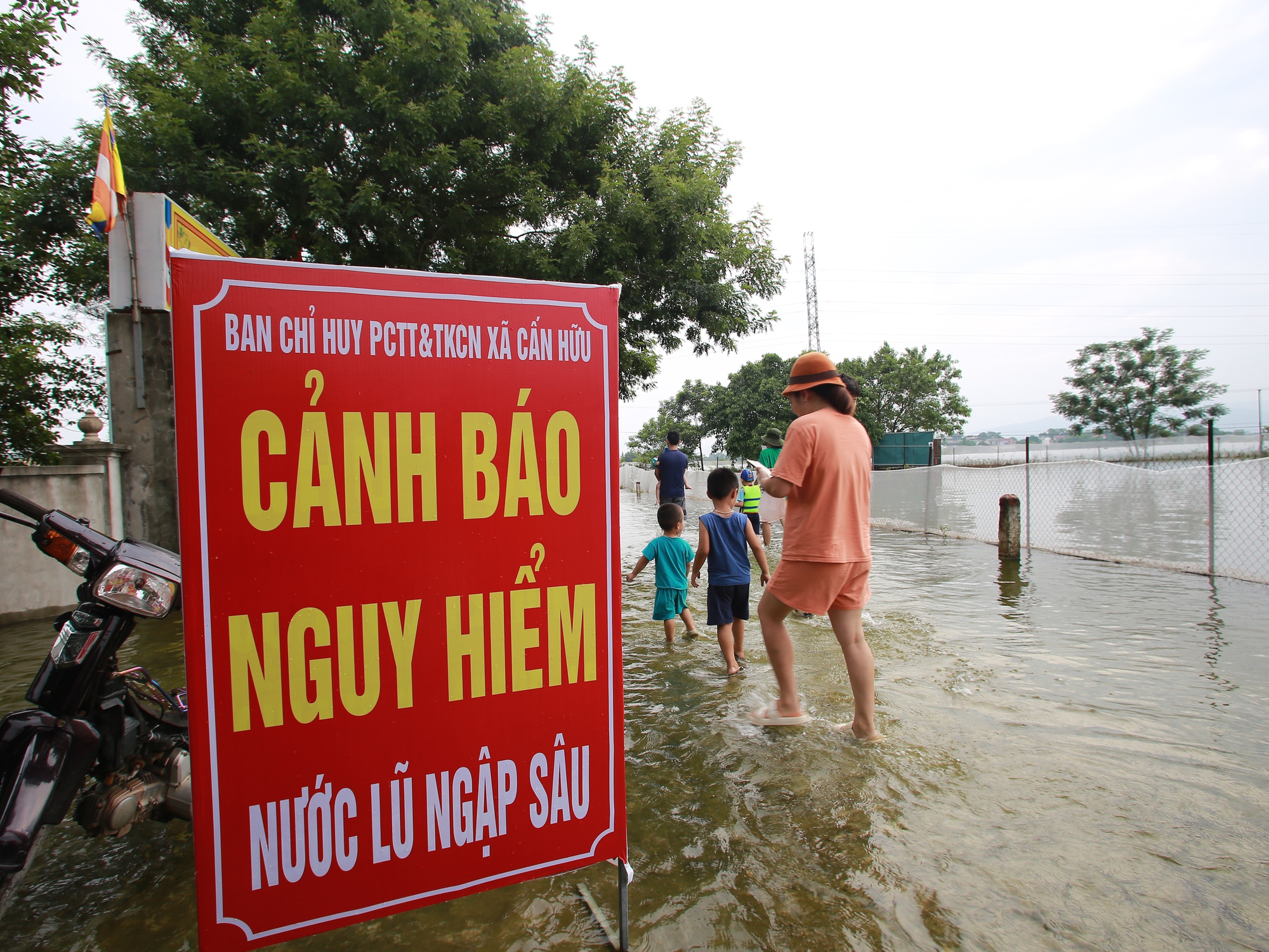 Hà Nội: Ngôi làng bị nước bủa vây như "ốc đảo", người dân đổ xô đến tập bơi- Ảnh 17.