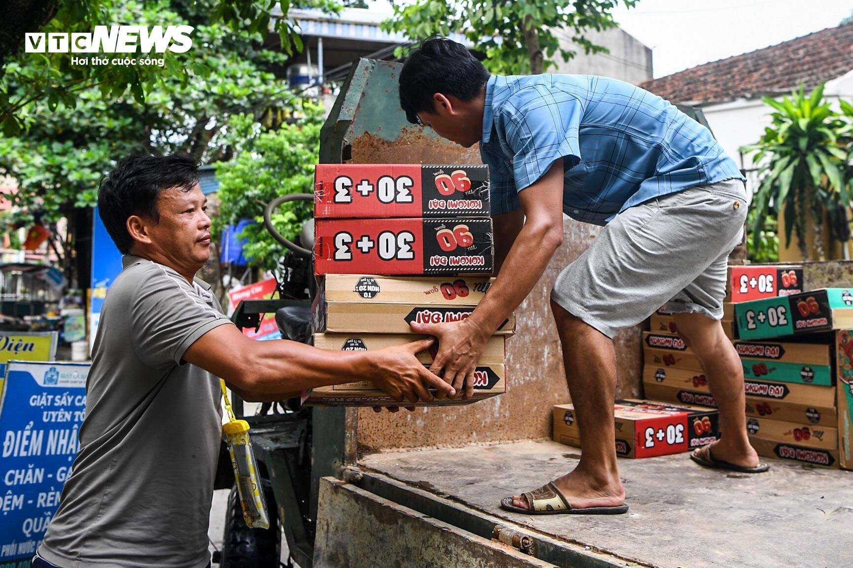 Bị cô lập vì nước lũ, dân Hà Nội sống cảnh không điện nước, chèo thuyền vào làng- Ảnh 7.