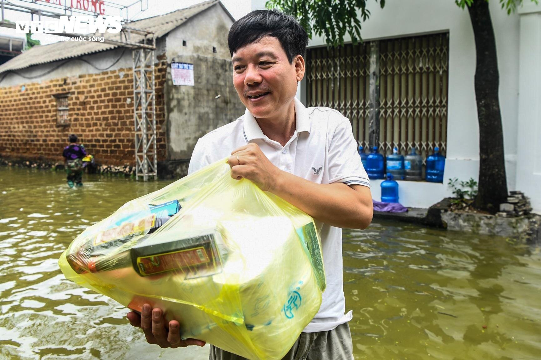 Bị cô lập vì nước lũ, dân Hà Nội sống cảnh không điện nước, chèo thuyền vào làng- Ảnh 8.