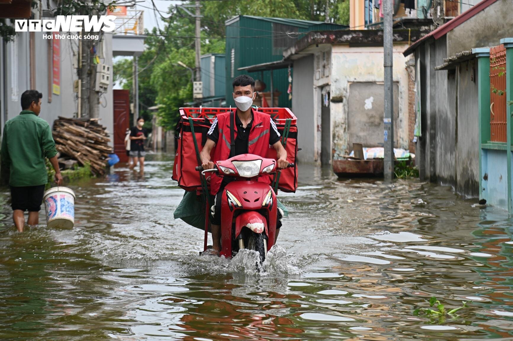 Bị cô lập vì nước lũ, dân Hà Nội sống cảnh không điện nước, chèo thuyền vào làng- Ảnh 14.