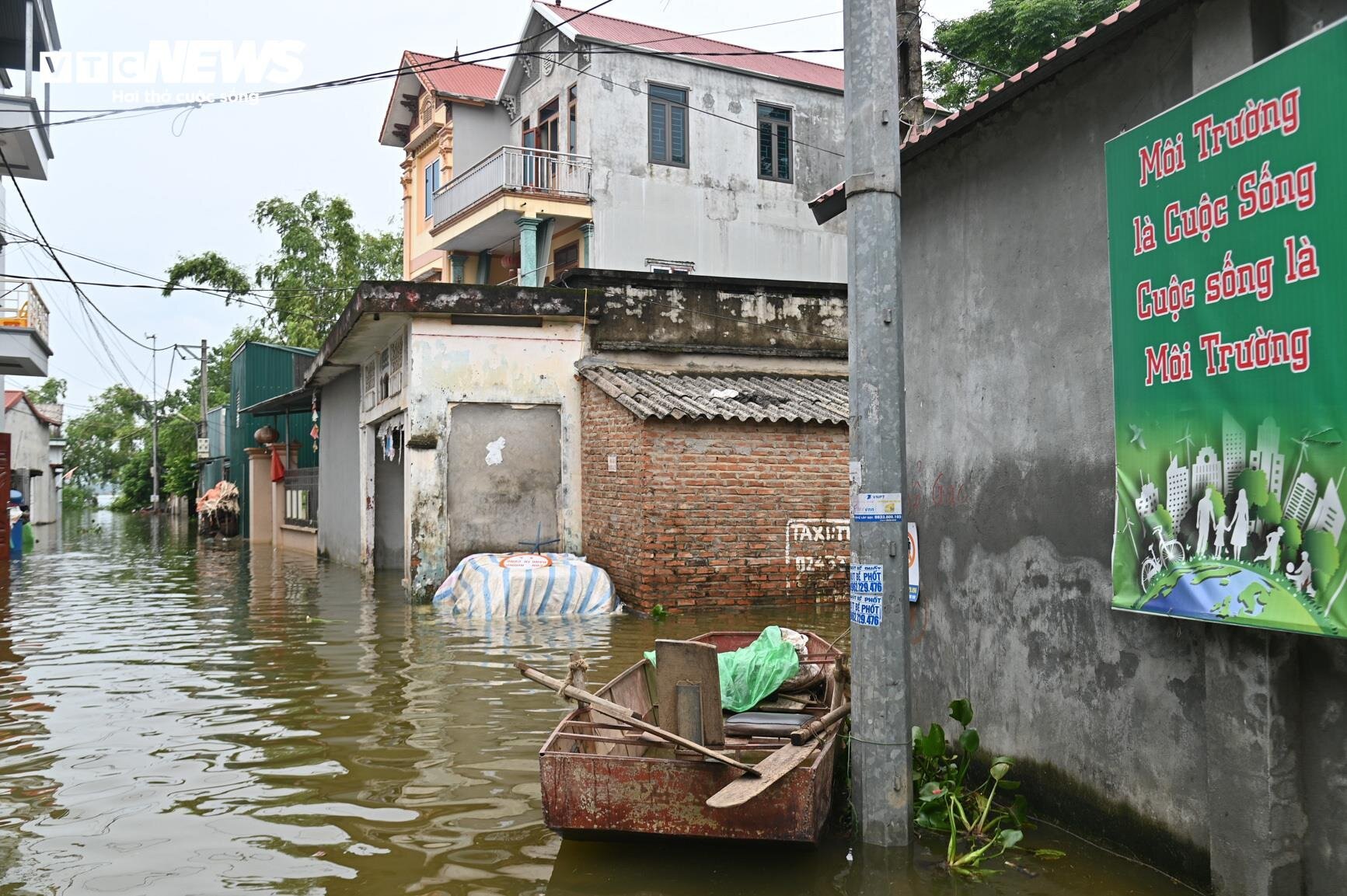 Bị cô lập vì nước lũ, dân Hà Nội sống cảnh không điện nước, chèo thuyền vào làng- Ảnh 15.