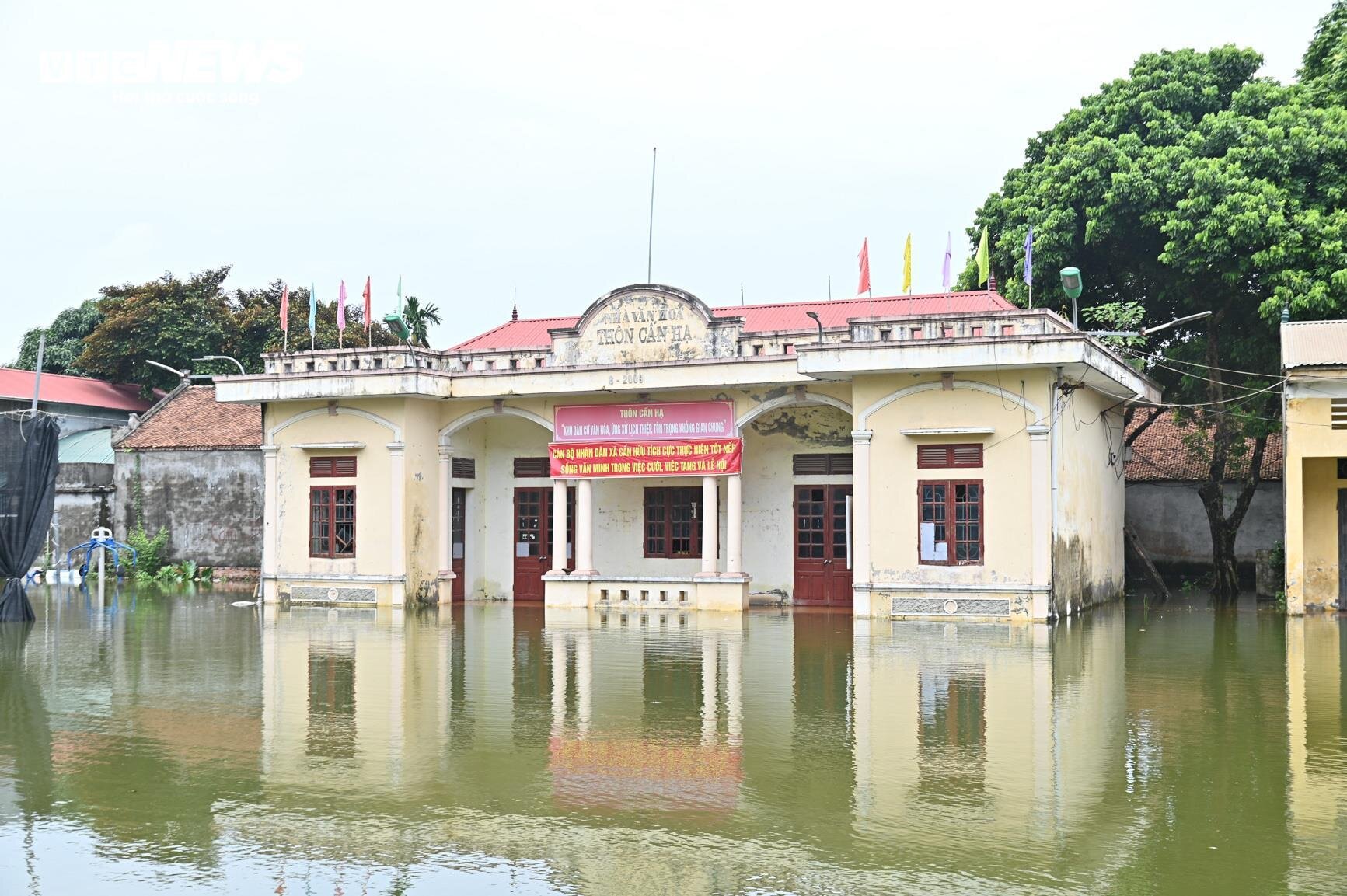 Bị cô lập vì nước lũ, dân Hà Nội sống cảnh không điện nước, chèo thuyền vào làng- Ảnh 13.