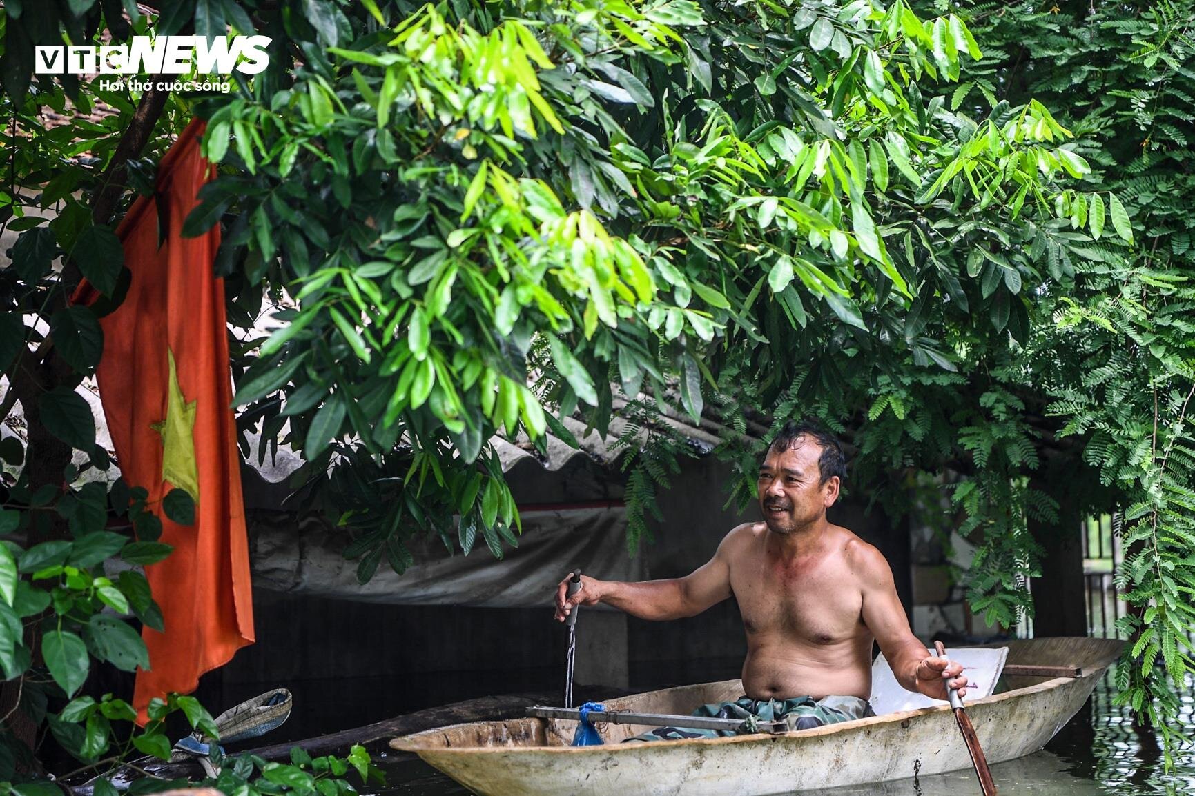 Bị cô lập vì nước lũ, dân Hà Nội sống cảnh không điện nước, chèo thuyền vào làng- Ảnh 6.