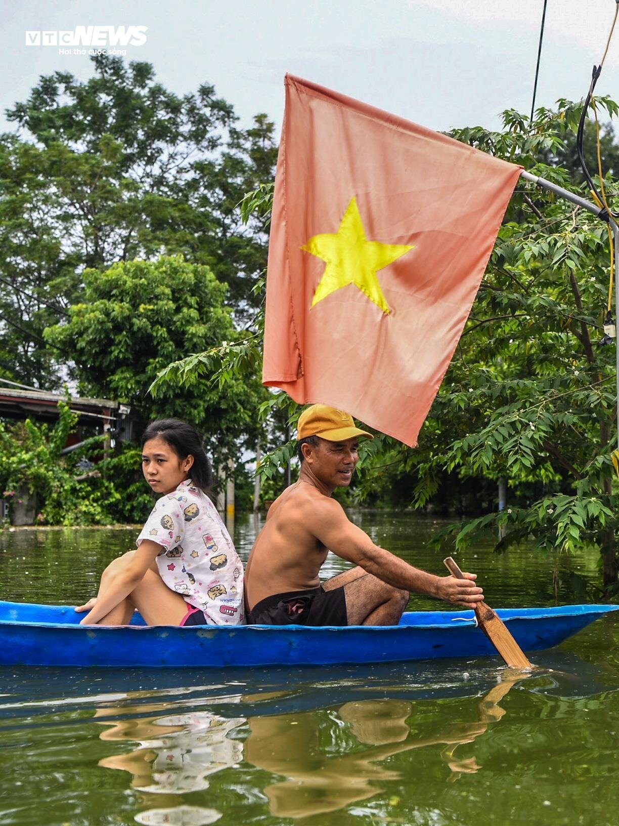 Bị cô lập vì nước lũ, dân Hà Nội sống cảnh không điện nước, chèo thuyền vào làng- Ảnh 4.