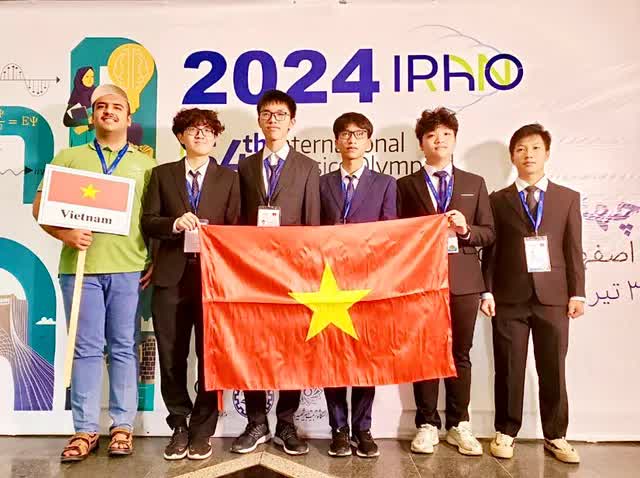 Cả 5 học sinh Việt Nam giành huy chương tại Olympic Vật lý quốc tế 2024- Ảnh 1.