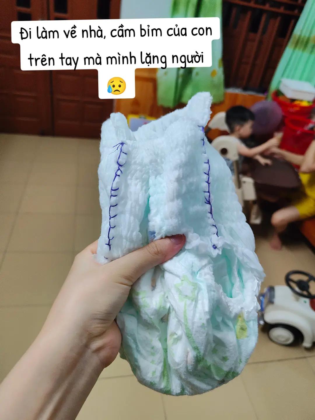 Đi làm về, mẹ lặng người khi cầm bỉm của con trên tay, nhìn sang ông nội mà thấy rưng rưng- Ảnh 1.