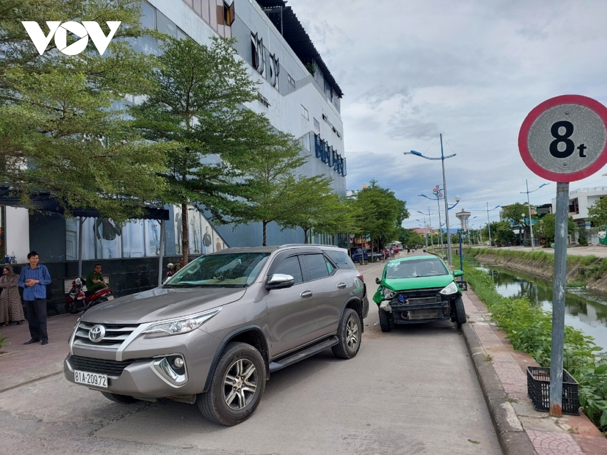 Taxi gây tai nạn liên hoàn, 6 người bị thương- Ảnh 1.