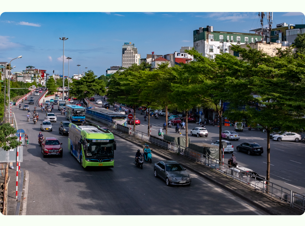 Thử một ngày ngồi trên xe buýt “không khói, không mùi”, nghe những câu chuyện thú vị vô cùng của bác tài và các tiếp viên “xanh”- Ảnh 2.