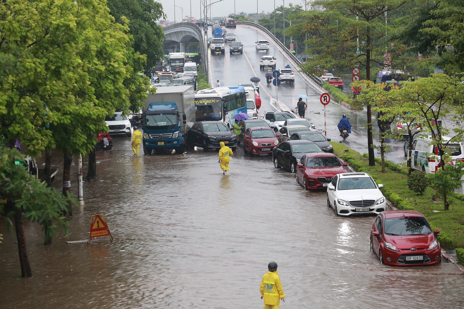 Đường Hà Nội thành 'sông' sau 30 phút mưa lớn, giao thông tê liệt- Ảnh 3.