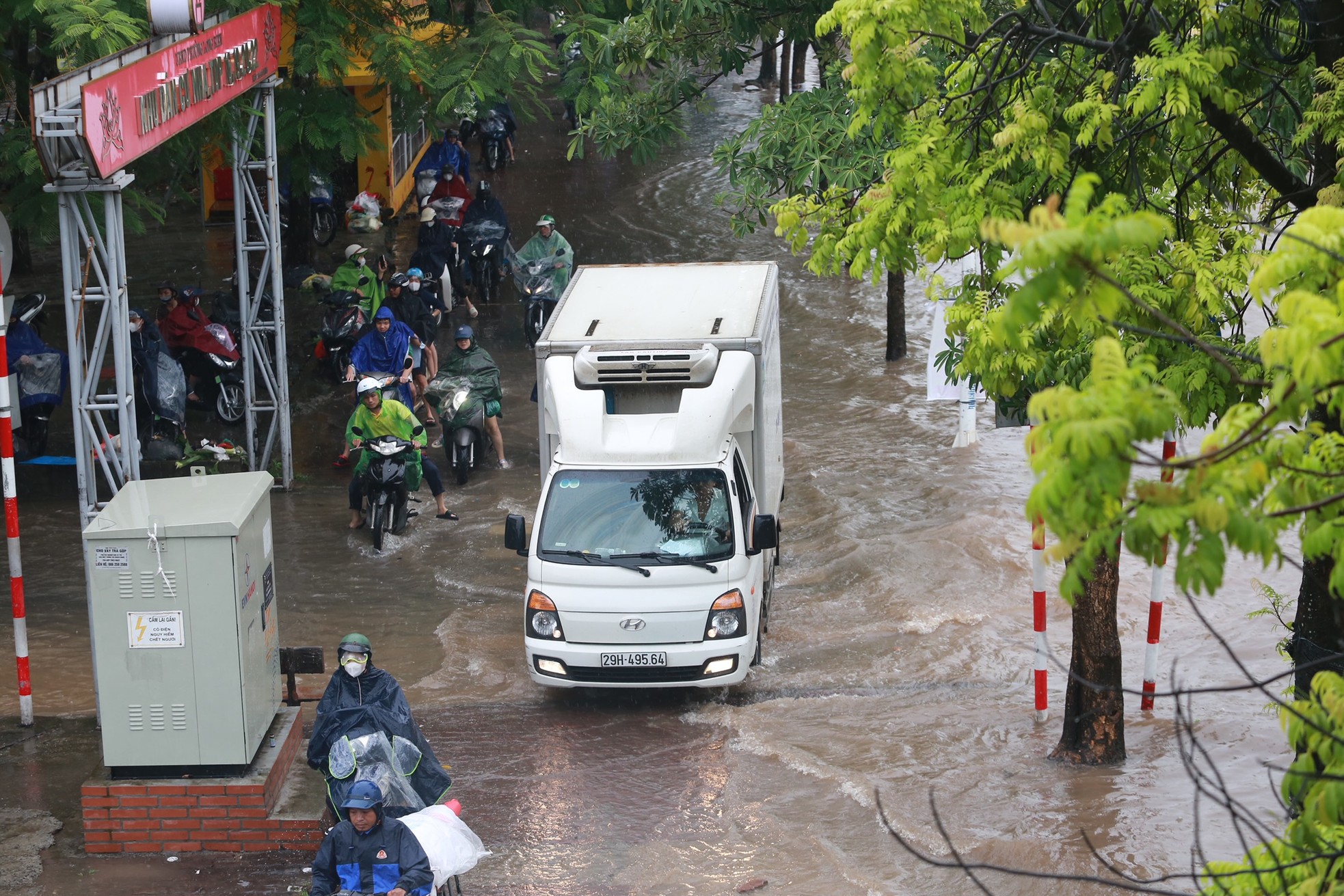 Đường Hà Nội thành 'sông' sau 30 phút mưa lớn, giao thông tê liệt- Ảnh 18.