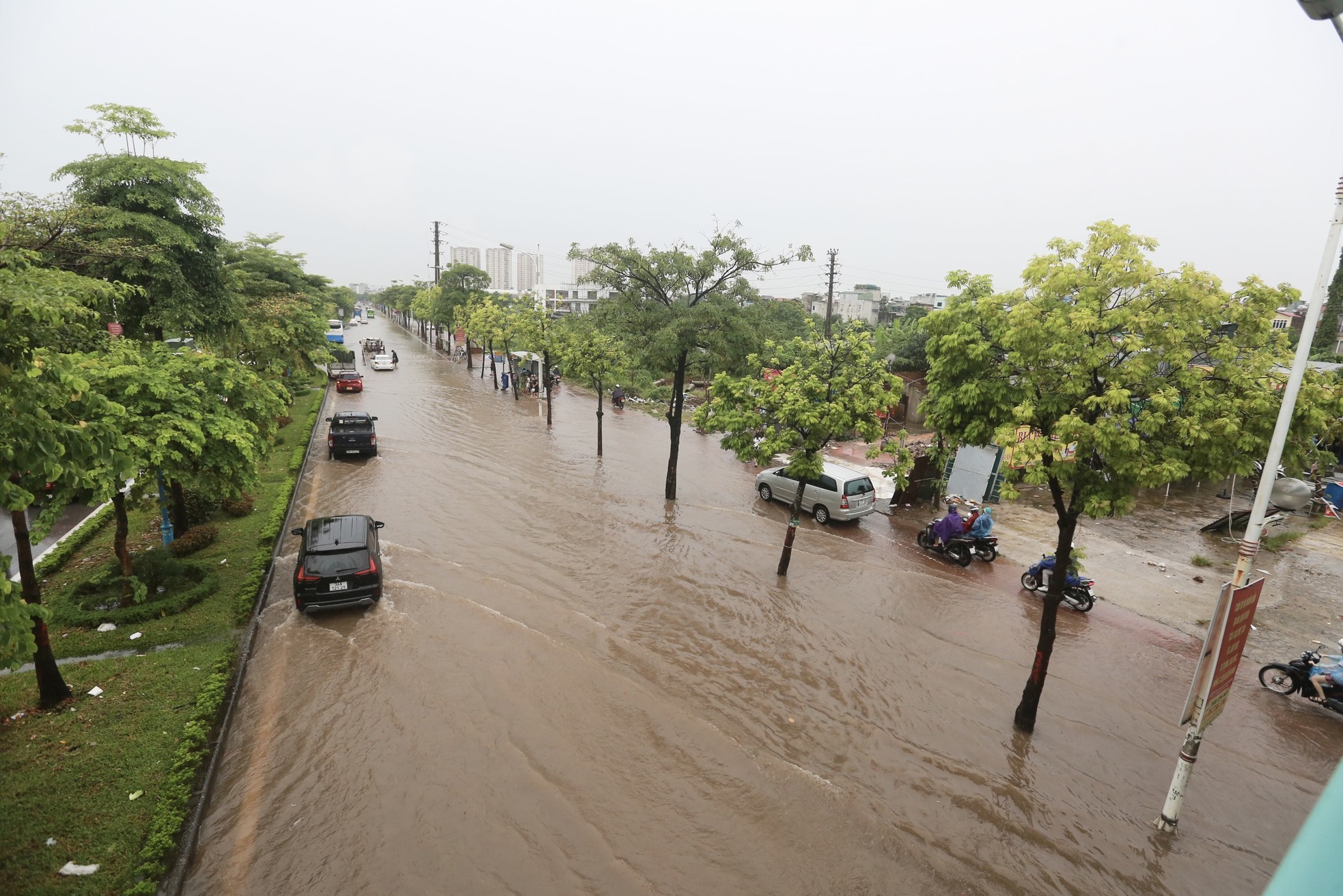 Đường Hà Nội thành 'sông' sau 30 phút mưa lớn, giao thông tê liệt- Ảnh 21.