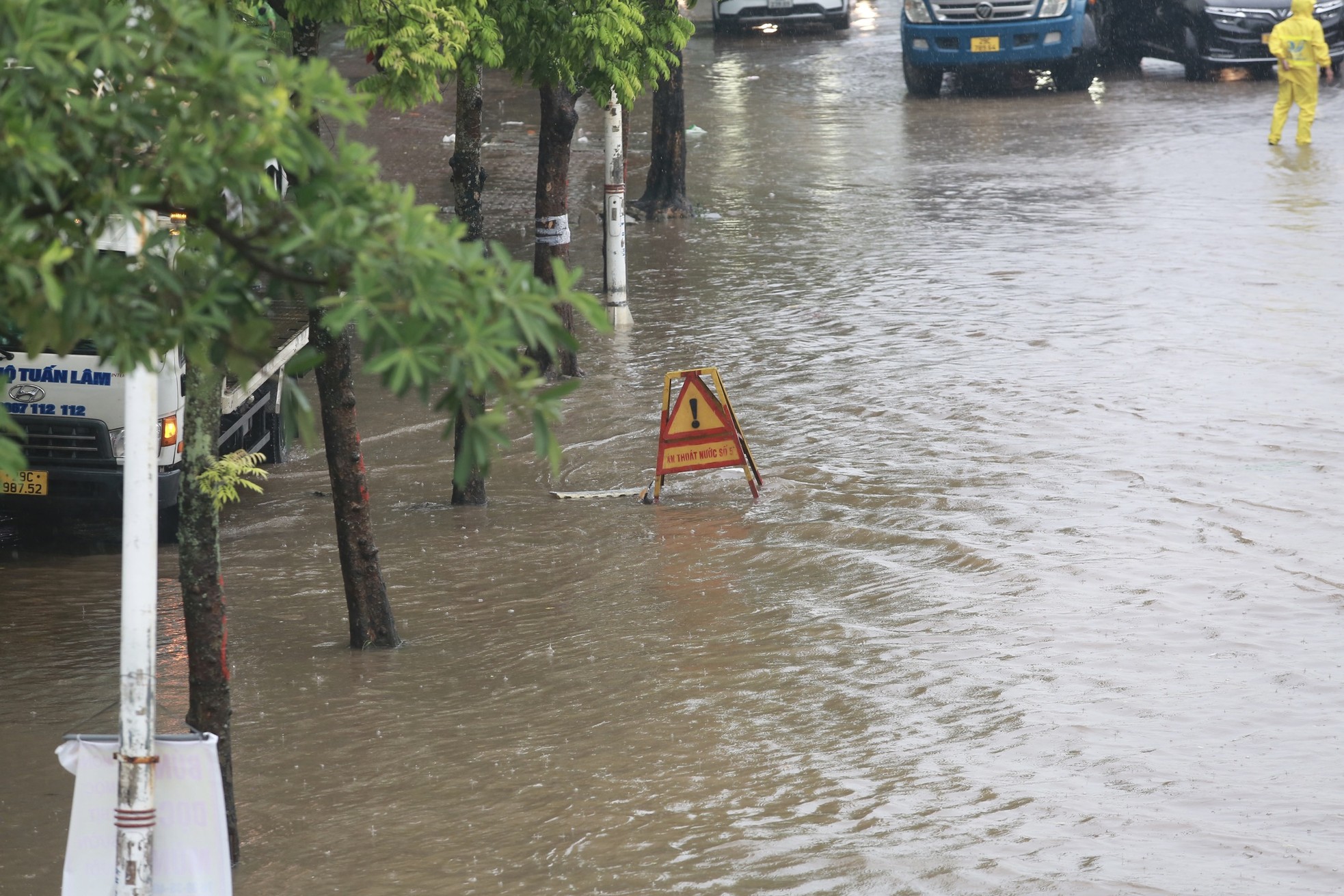 Đường Hà Nội thành 'sông' sau 30 phút mưa lớn, giao thông tê liệt- Ảnh 25.