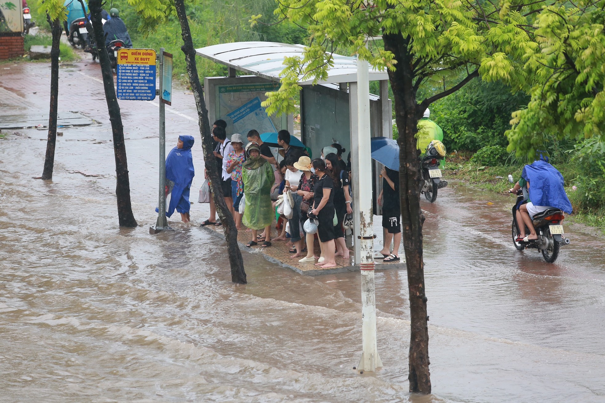 Đường Hà Nội thành 'sông' sau 30 phút mưa lớn, giao thông tê liệt- Ảnh 8.