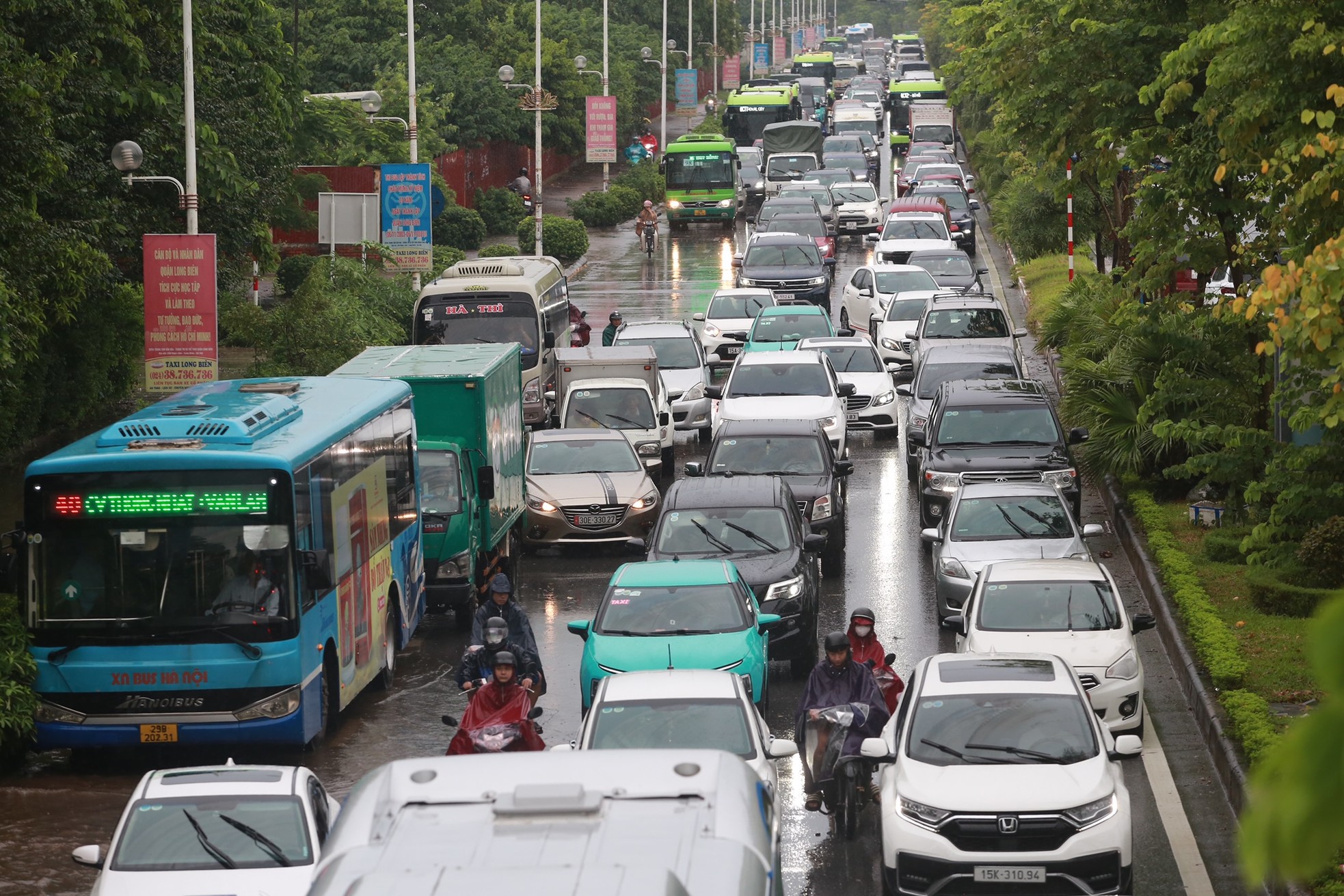 Đường Hà Nội thành 'sông' sau 30 phút mưa lớn, giao thông tê liệt- Ảnh 16.