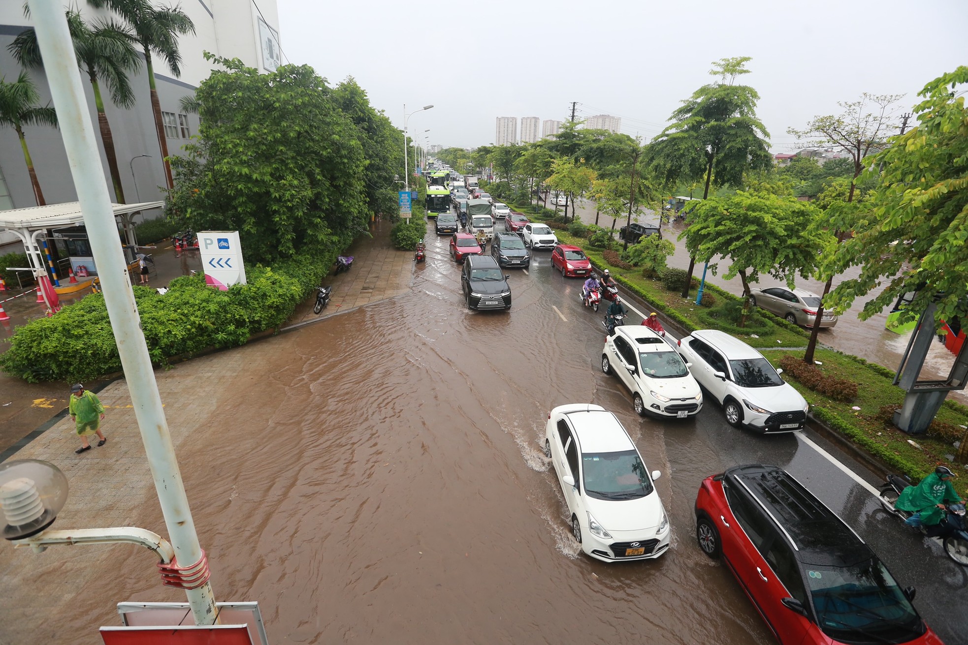 Đường Hà Nội thành 'sông' sau 30 phút mưa lớn, giao thông tê liệt- Ảnh 22.