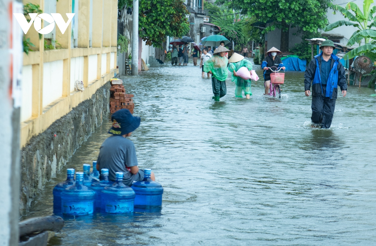 16 xã của Hà Nội đang hứng chịu mưa ngập, 2 huyện dự báo nước dâng cao hơn- Ảnh 12.