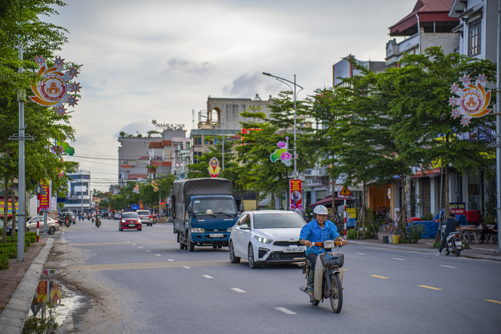 Cũng trong năm 2023, thu ngân sách nhà nước của huyện Văn Giang đạt trên 16.200 tỷ đồng. Con số này gần bằng mức thu ngân sách của Quận 1, thành phố Hồ Chí Minh với 16.700 tỷ đồng; cao hơn mức thu ngân sách của quận Hoàn Kiếm với 15.800 tỷ đồng (quận cao nhất Hà Nội). Đặc biệt, số thu ngân sách này cao gấp khoảng 4.370 lần tổng số thu ngân sách năm 1.999 của chính huyện Văn Giang khi vừa được tái thành lập.