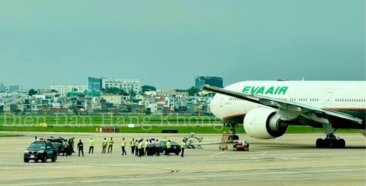 Máy bay va vào cột đèn ở Tân Sơn Nhất, phải quay về bến đỗ- Ảnh 1.