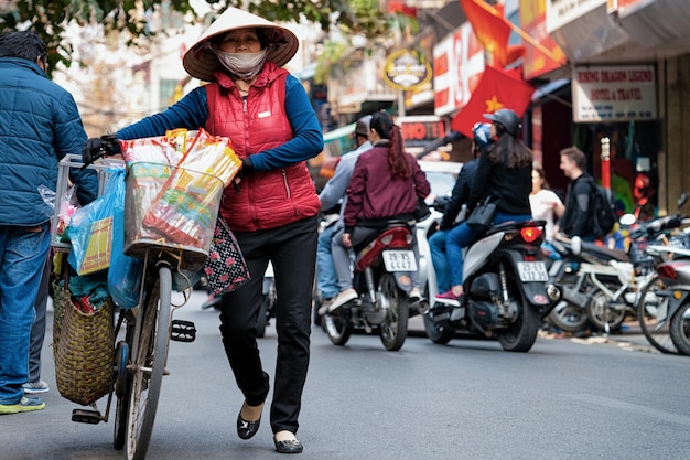 Láng giềng giàu có bị hạ dự báo tăng trưởng, chỉ bằng một nửa Việt Nam- Ảnh 5.