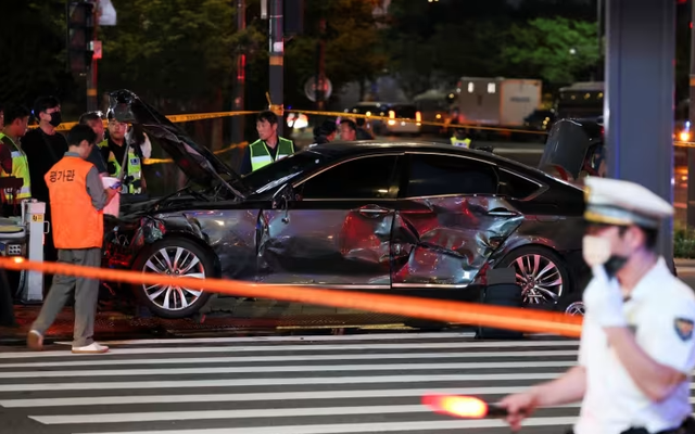 Hé lộ khoảnh khắc kinh hoàng khi "xe điên" càn quét đường phố khiến 9 người tử vong: "Tựa như một quả bom phát nổ"- Ảnh 1.