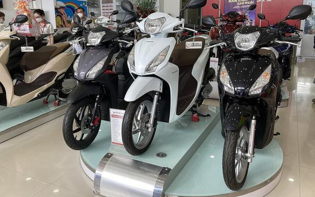 Honda chơi lớn tung ưu đãi khủng cho loạt xe máy hot: Giá Honda Vision, Winner X, Vario 160....dò đáy, có mẫu tặng kèm điện thoại Samsung, đồng hồ thông minh- Ảnh 1.