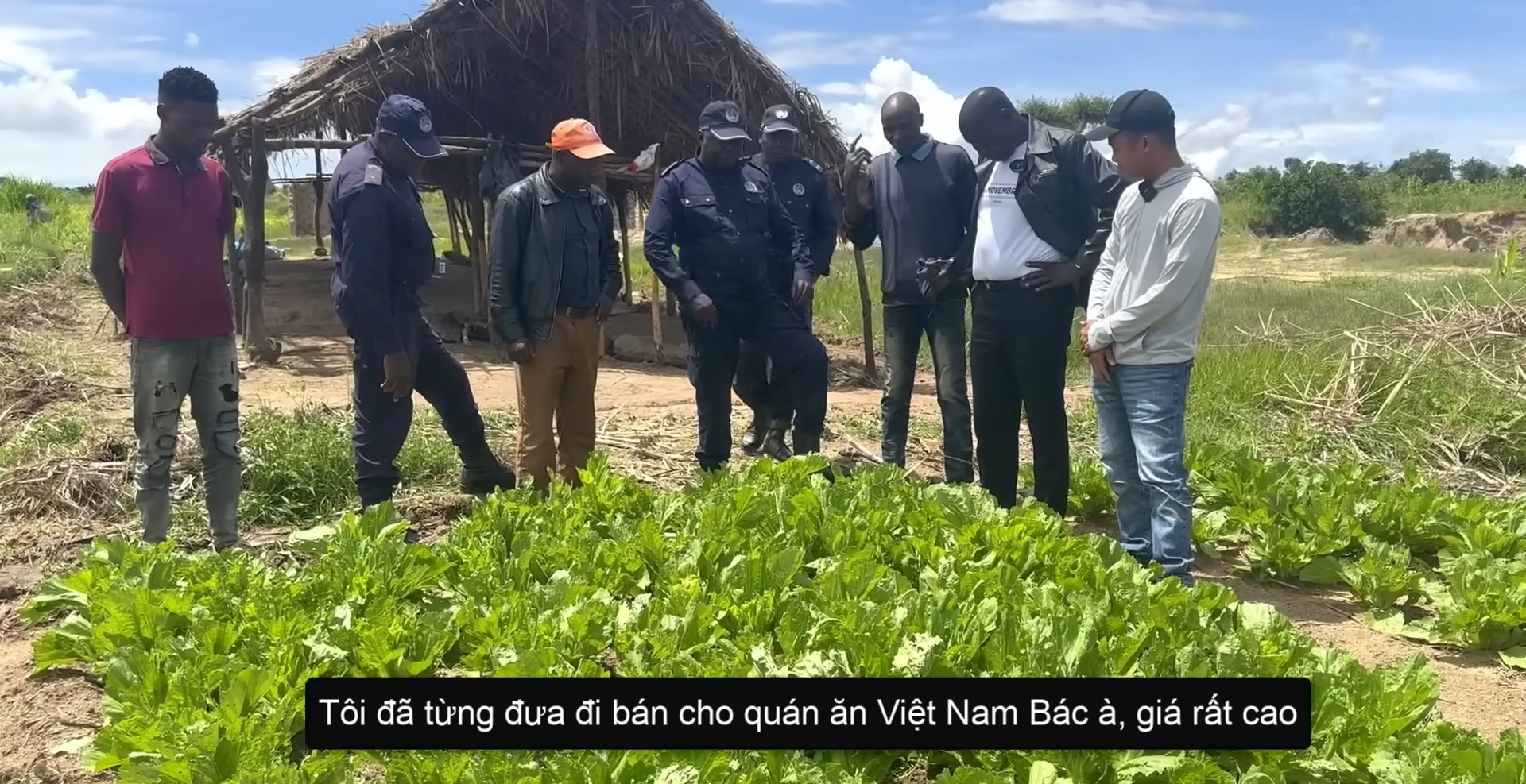 Chủ tịch cùng Trưởng Công an huyện tới thăm nông trại của team Quang Linh châu Phi, lạ lẫm khi lần đầu thưởng thức mít Việt Nam- Ảnh 3.