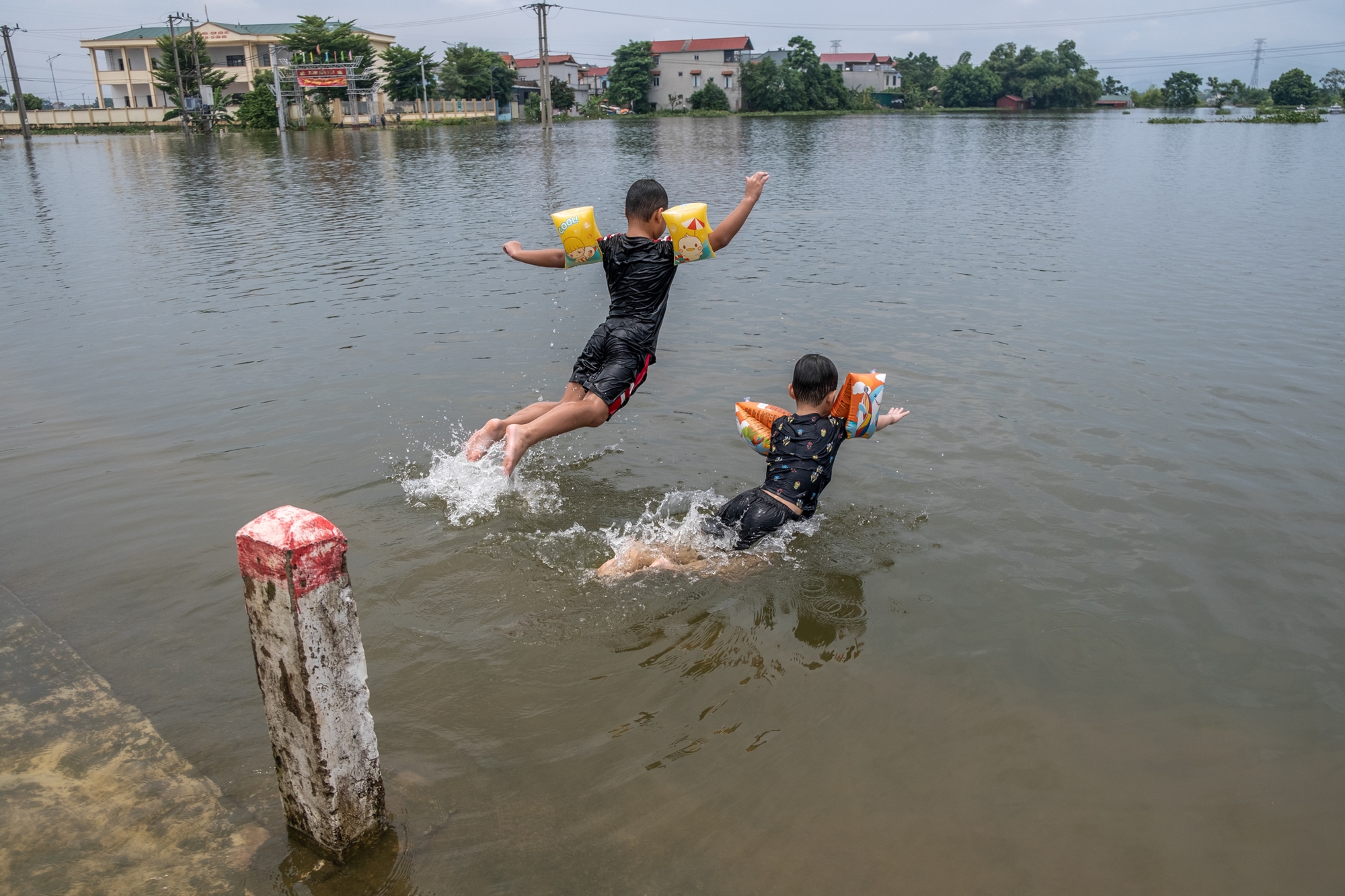 Một tuần sống cùng nước lũ của người dân ngoại thành Hà Nội: Chèo thuyền đi chợ, thả lưới bắt cá trước nhà- Ảnh 26.