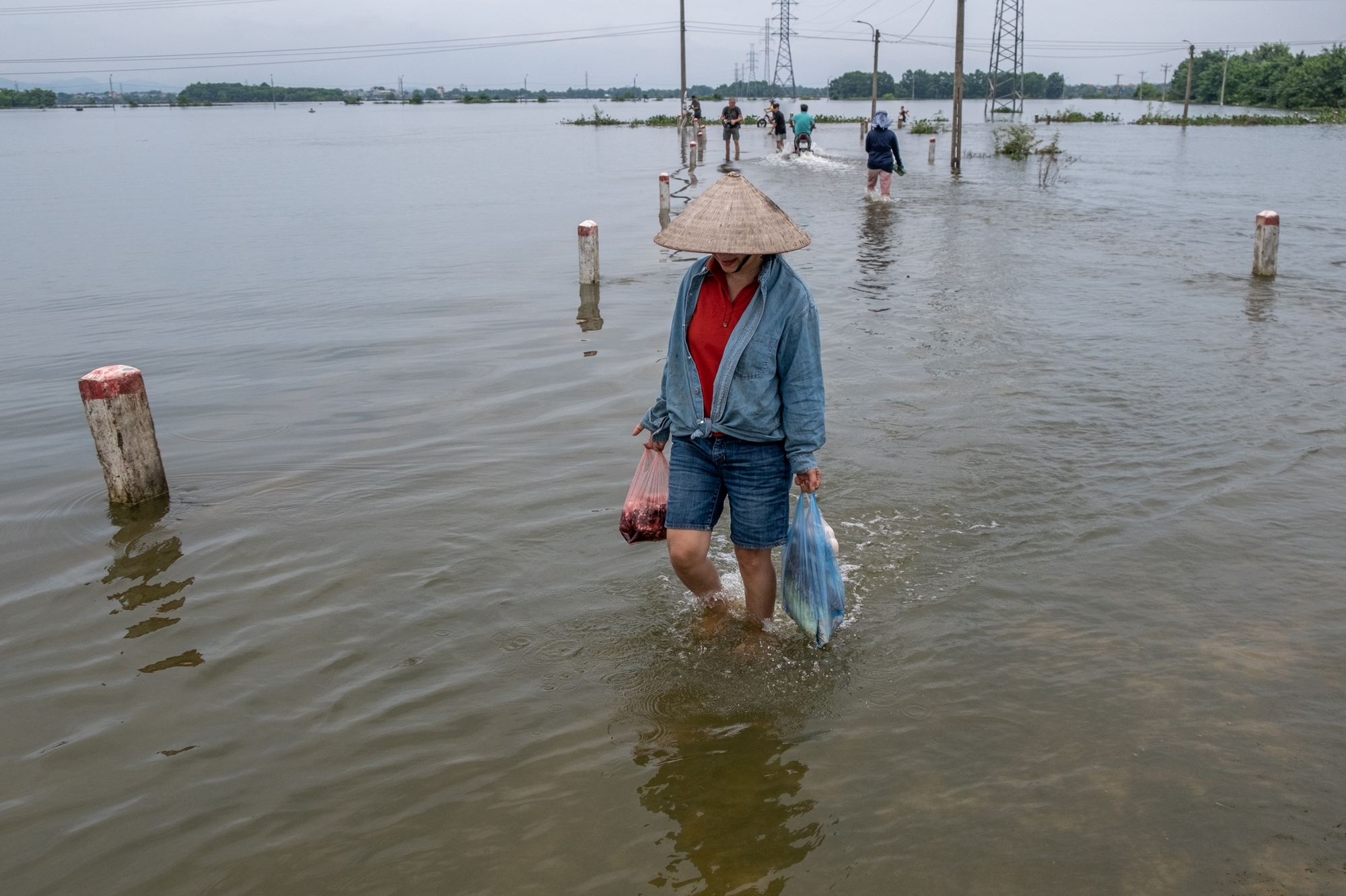 Một tuần sống cùng nước lũ của người dân ngoại thành Hà Nội: Chèo thuyền đi chợ, thả lưới bắt cá trước nhà- Ảnh 19.