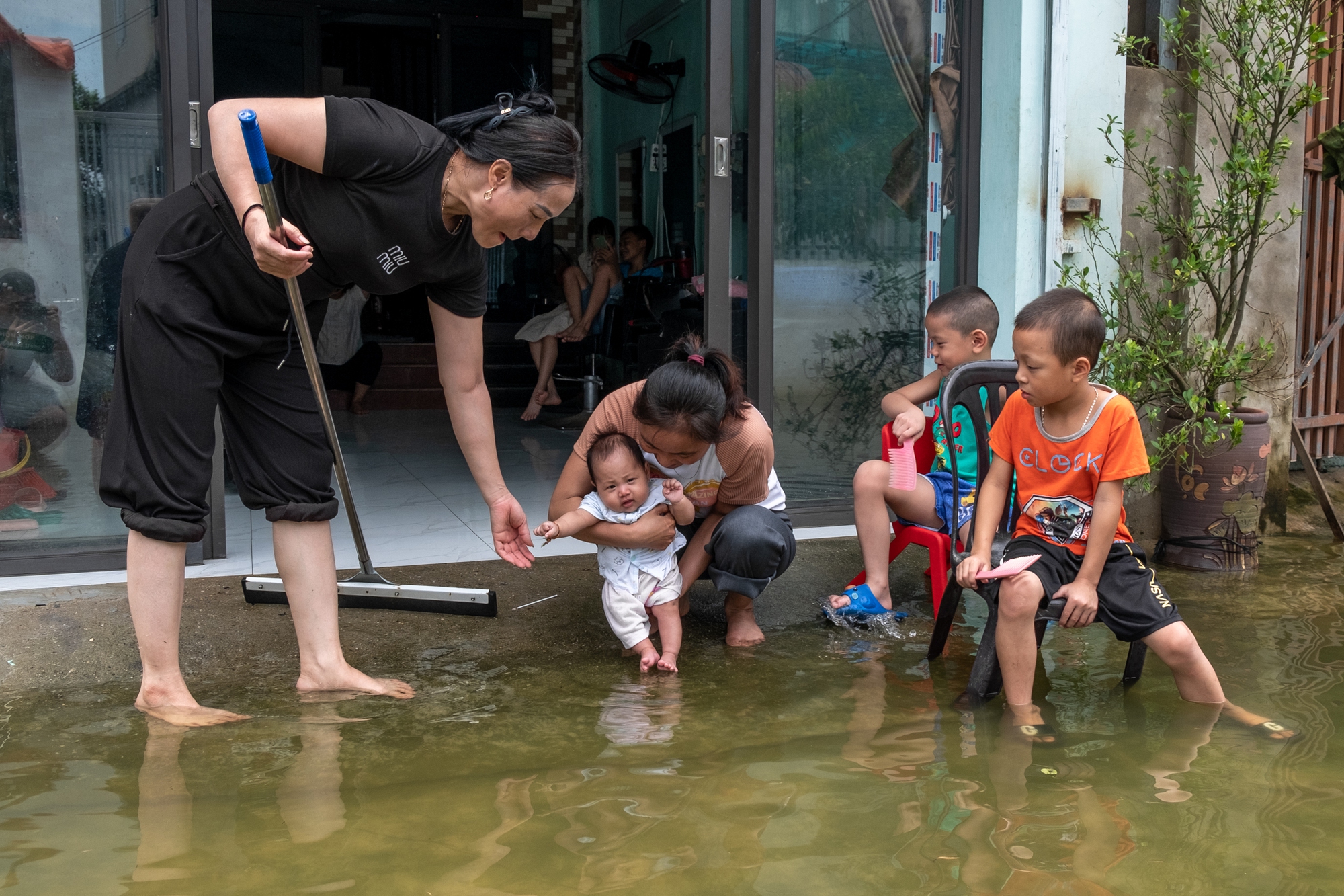 Một tuần sống cùng nước lũ của người dân ngoại thành Hà Nội: Chèo thuyền đi chợ, thả lưới bắt cá trước nhà- Ảnh 28.