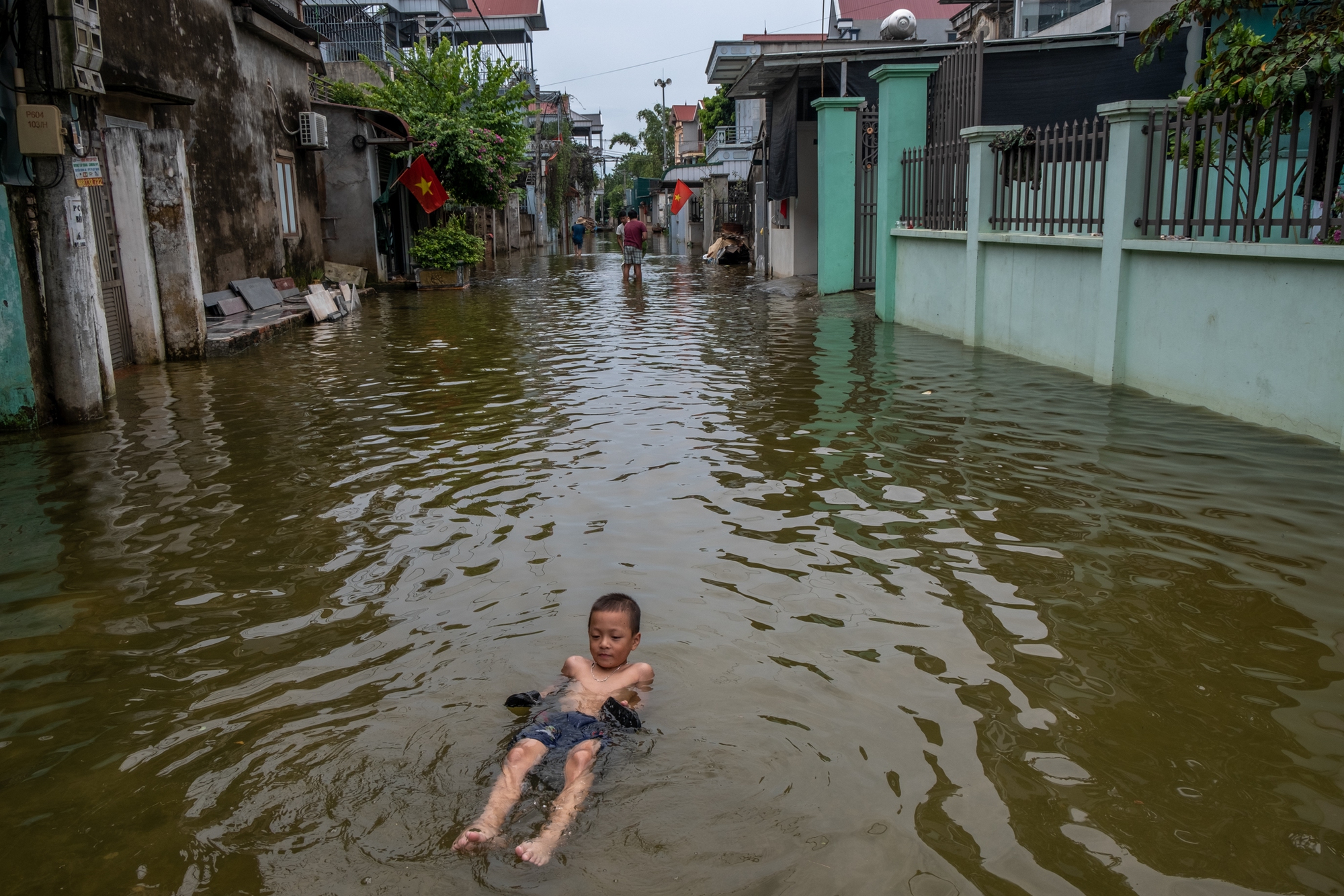 Một tuần sống cùng nước lũ của người dân ngoại thành Hà Nội: Chèo thuyền đi chợ, thả lưới bắt cá trước nhà- Ảnh 27.