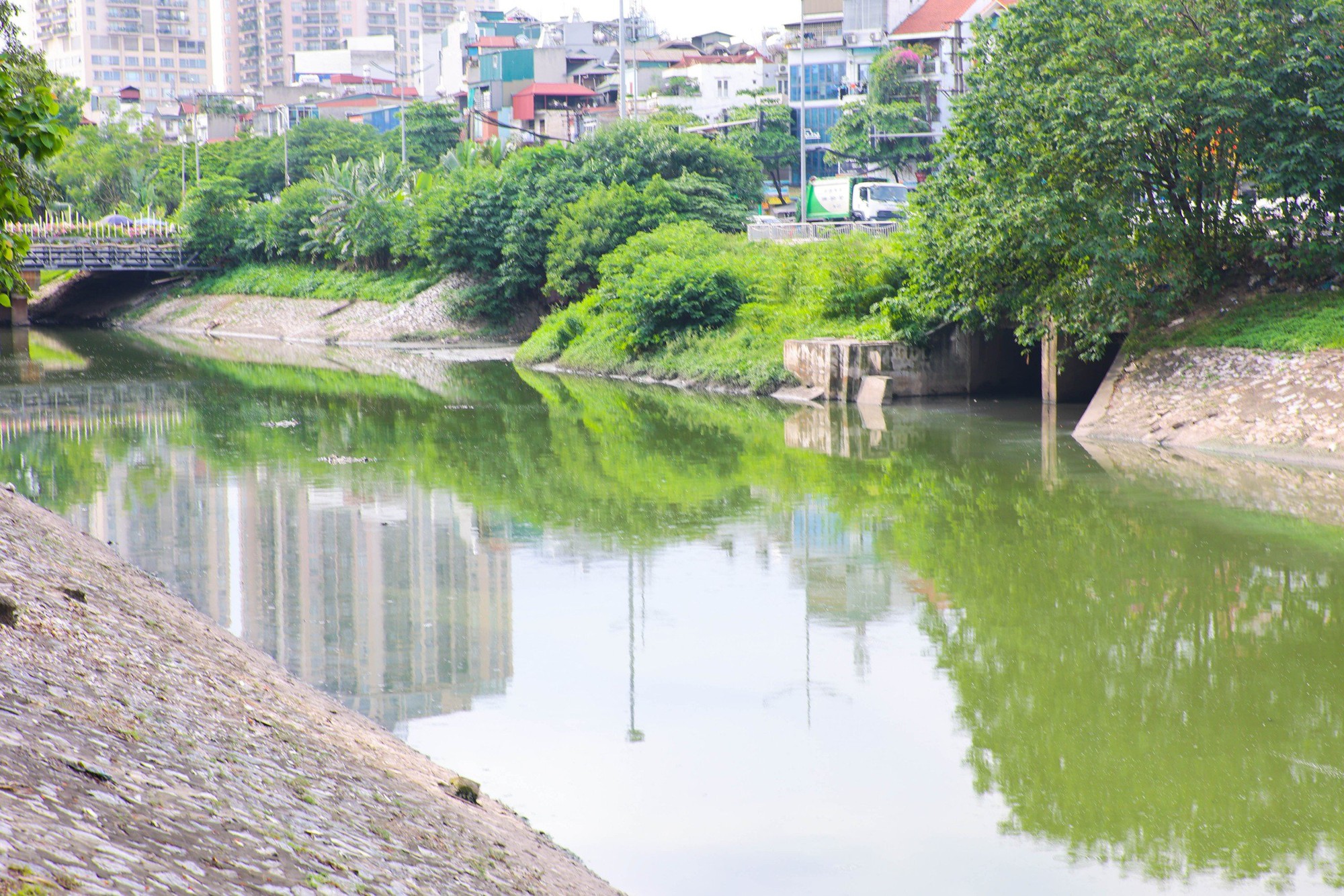 Hà Nội: Nước sông Tô Lịch lại chuyển màu xanh- Ảnh 8.