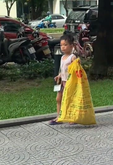 Thấy cậu bé nhặt ve chai quanh khu chung cư, người đàn ông thấy thương gọi lại hỏi chuyện và sự thật ngã ngửa- Ảnh 2.