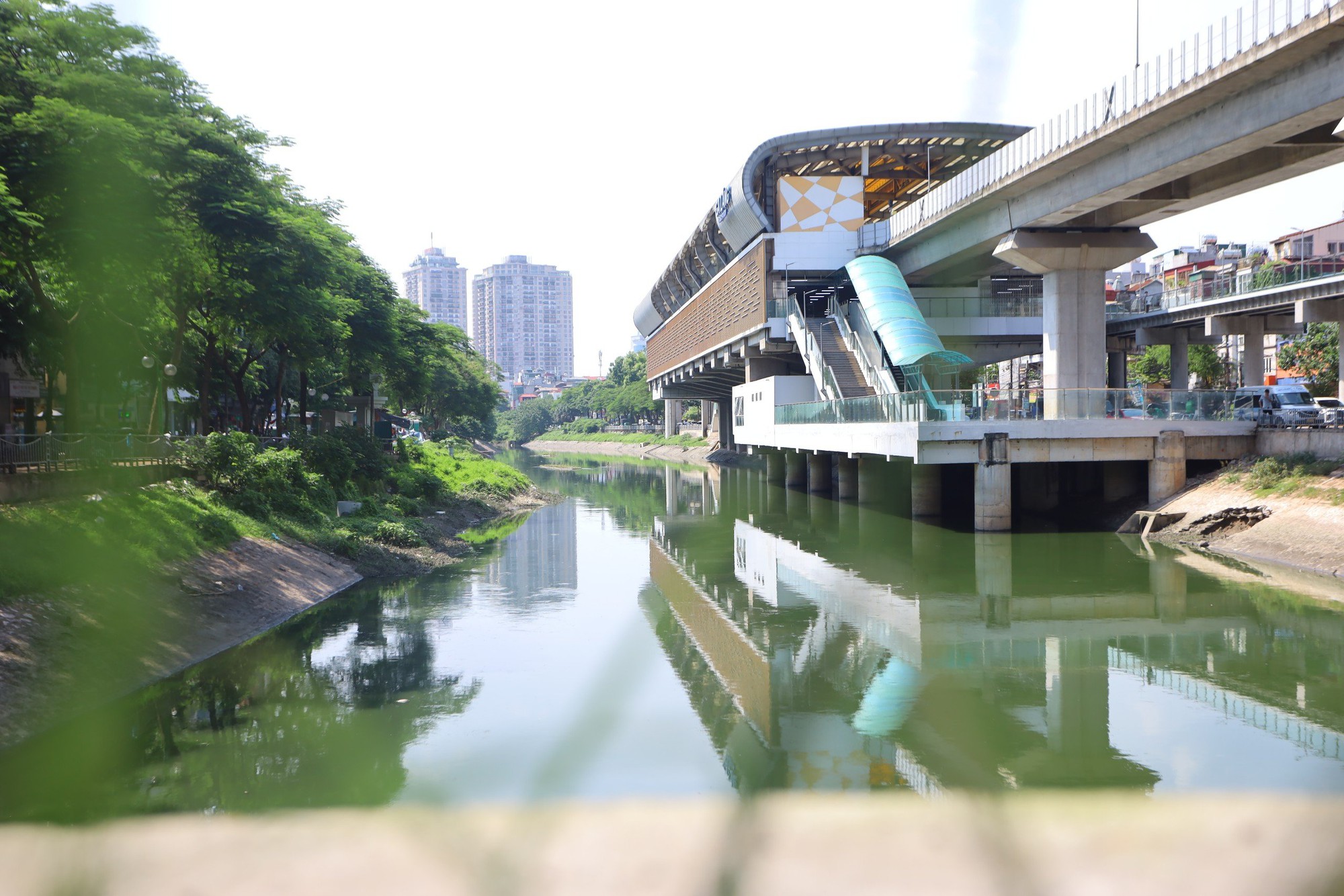 Hà Nội: Nước sông Tô Lịch lại chuyển màu xanh- Ảnh 6.